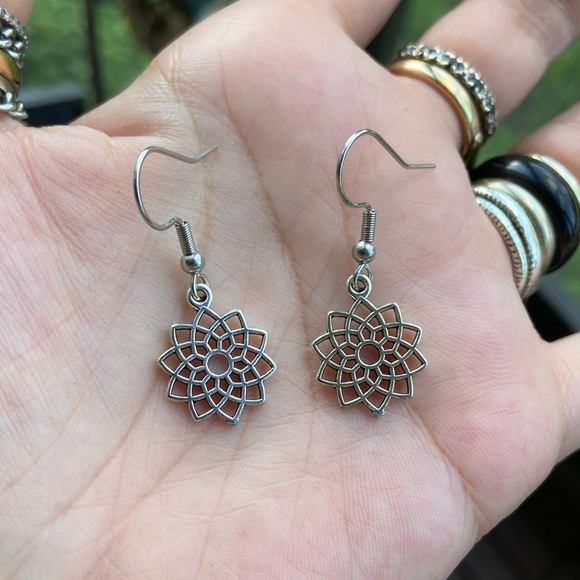 Mandala flower set wrap around necklace + earrings - Picture 2 of 7